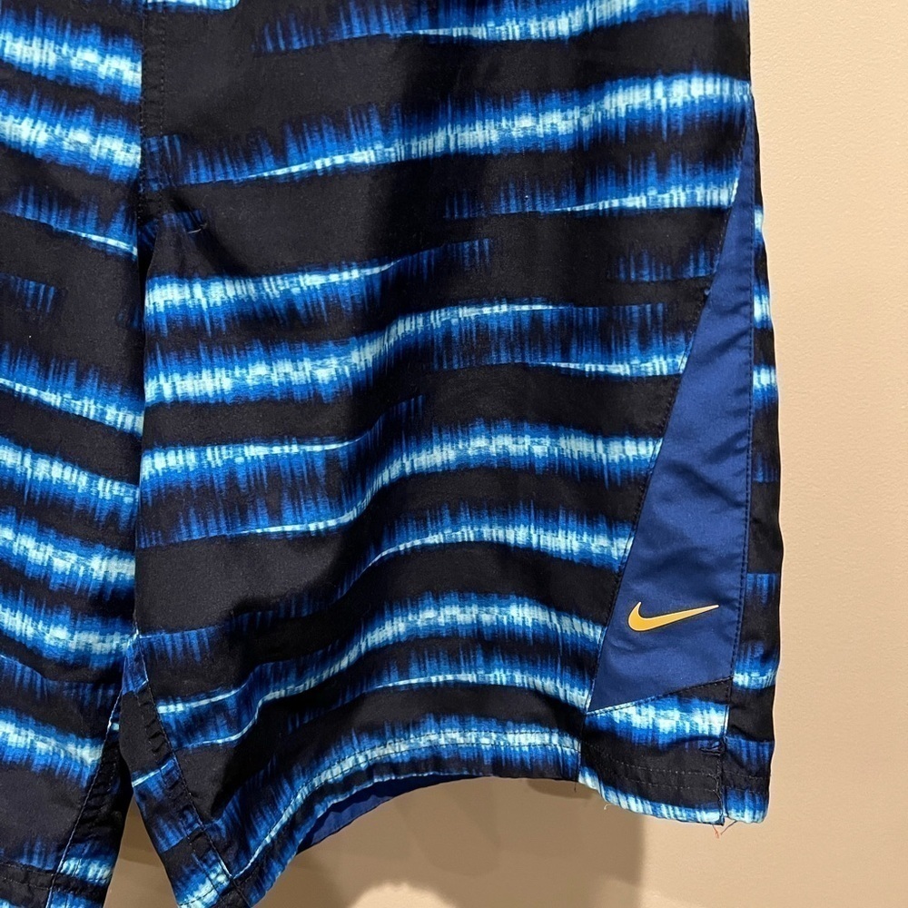 Men’s Nike Elastic Tie Waist Swimsuit Size Large Navy and Blues - Picture 2 of 7